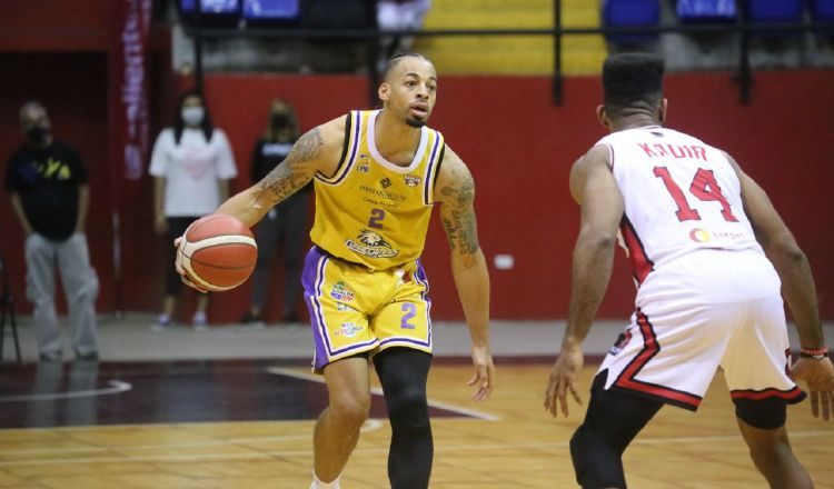 Trevor Gaskins (1zq.) anotó 17 puntos para Correcaminos. Foto: @LPB