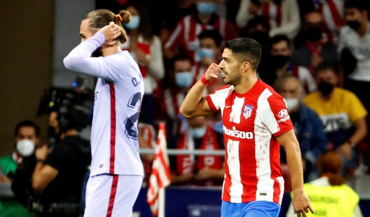 Luis Suárez del Atlético de Madrid (der.) Foto:EFE