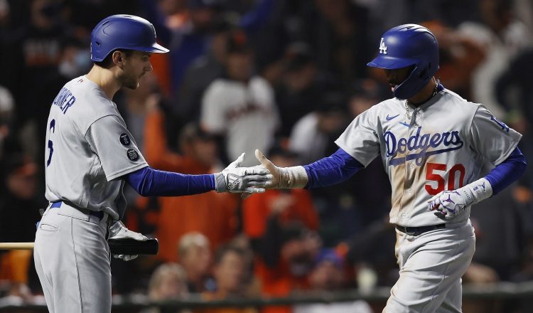 Mookie Betts (der.) y Trea Turner de los Dodgers. Foto:EFE