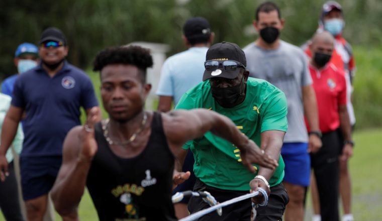 Jerry Holness durante las clínicas en Panamá. Foto:EFE