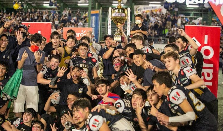 Los jugadores Owls festejan el título de los Kiwanis. Foto:Cortesía