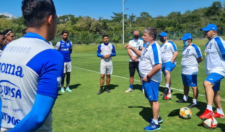 Hernán Darío "El Bolilo" Gómez en los entrenamientos de Honduras. Foto:@Fenafut