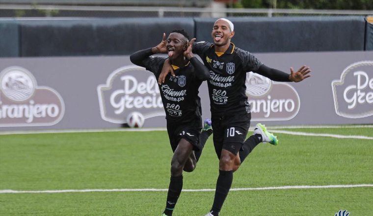 Alexis Palacios del CAI (izq.) festeja uno de sus goles. Foto:Fepafut