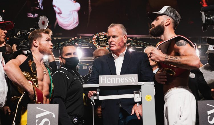 Saúl 'Canelo' Álvarez y Caleb Plant, durante el pesaje. Foto:EFE  