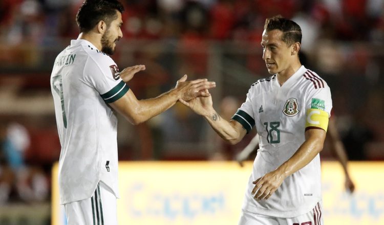 Henry Martín (izq.) y Andrés Guardado de la selección de México. Foto:EFE