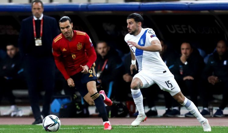 Raúl De Tomas (izq.)  de España disputa el balón contra  Thanasis Androutsos  de Grecia, durante el partido de ayer en la eliminatoria de Europa. Foto:EFE