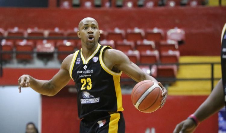 Michael Hicks volvió a destacar con los Correcaminos de Colón. Foto:LPB