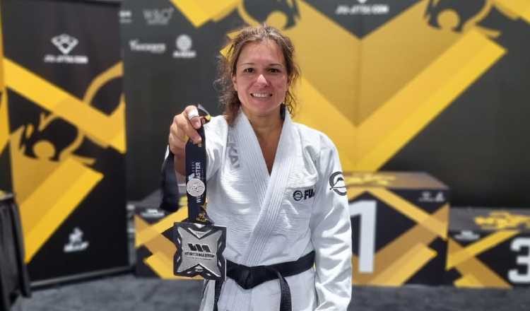 Jennisin Rosanía con la medalla de plata en cinturon negro. Foto: Cortesía