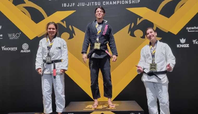 Jennisin Rosanía en el podio. Foto: Cortesía