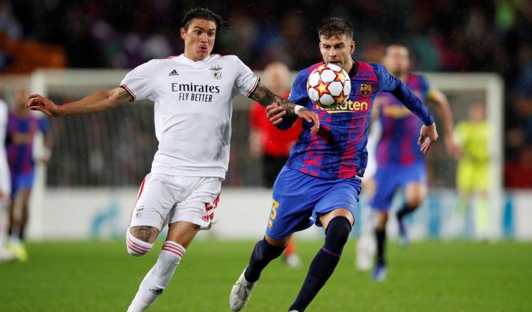Piqué del Barcelona (der.) disputa el balón con Darwin Núñez. Foto:EFE