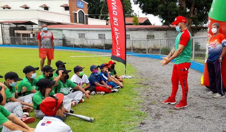 Einstein Gutiérrez jugador de la categoría mayor de Chiriquí conversa con los peloteritos de Dolega. Foto: Mayra Madrid