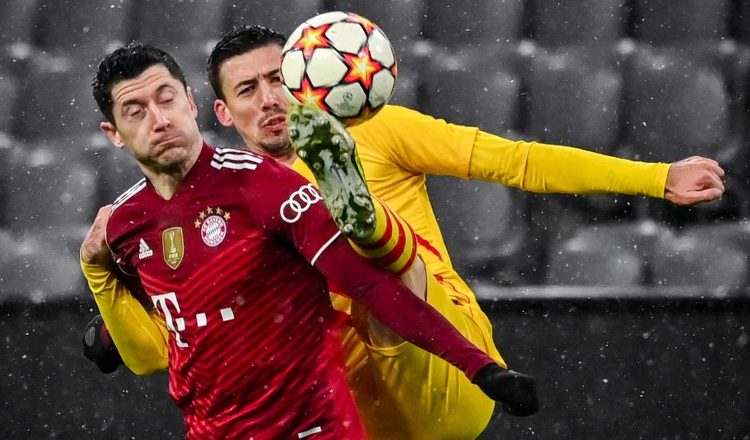 Robert Lewandowski (izq.) y Clement Lenglet del Barcelona. Foto.EFE