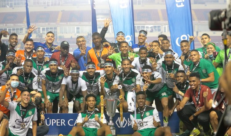 Jugadores del Alianza festejan el título alcanzado en el estadio Rommel Fernández. Foto:Cortesía