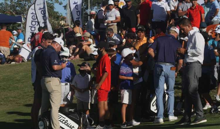 1- Los golfistas saludan a los aficionados del torneo Fotos: Víctor Arosemena