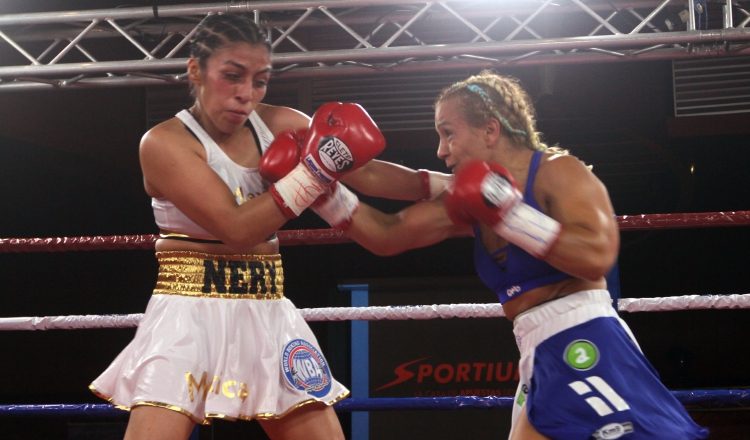 1- 'La Tuti' Bopp conecta a Jessica Plata en la pelea de titulo mundial minimosca. Fotos: Víctor Arosemena