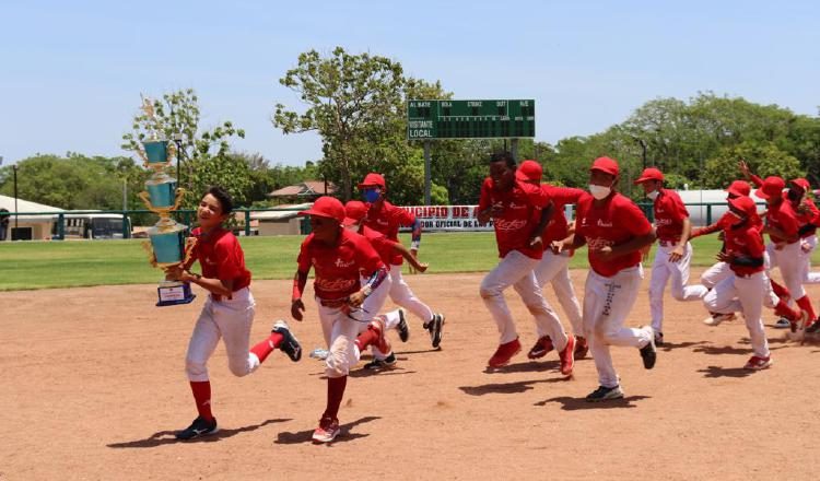 Con la tradicional vuelta al campo de juego celebraron los campeones, mientras paseaban la copa. Fedebeis