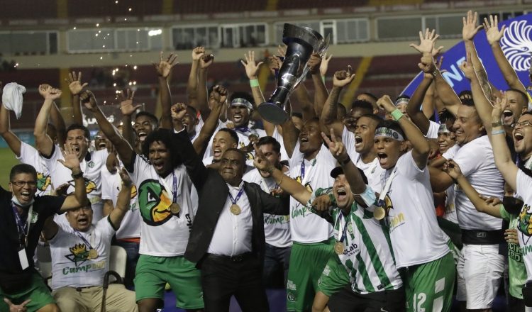 El capitán del Alianza, César 'Bombo' Medina del Alianza, levanta la copa de campeón del Apertura 2022 de la LPF. Foto:EFE