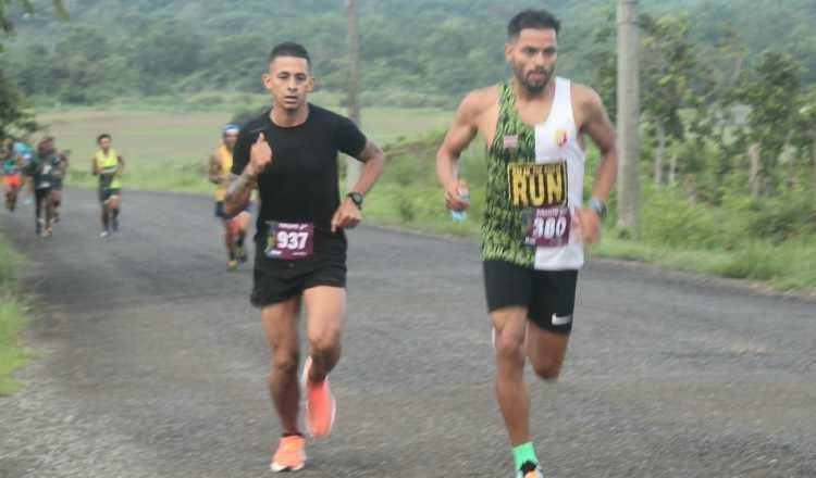 El costarricense jason Villalobos, derecha puntenado la carrera y Javier Cortez, ganador de los 10 kilómetros (iz.).  Cortesía