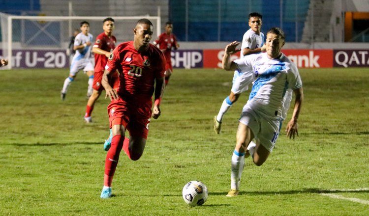 Carlos Rivera (20) de Panamá disputa el balón ante Jeshua Urizar de Guatemala. Foto:Fepafut