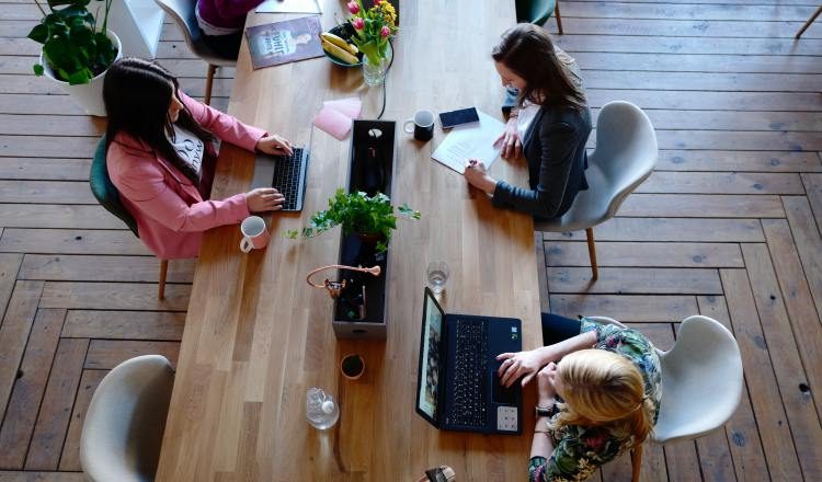 El trabajo remoto  se ha convertido actualmente en un aspecto común de la vida laboral. 