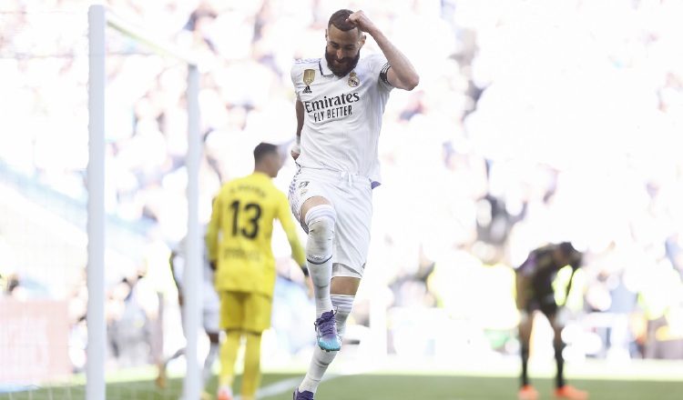 Karim Benzema del Real Madrid celebra uno de sus goles ante el Valladolid.  EFE