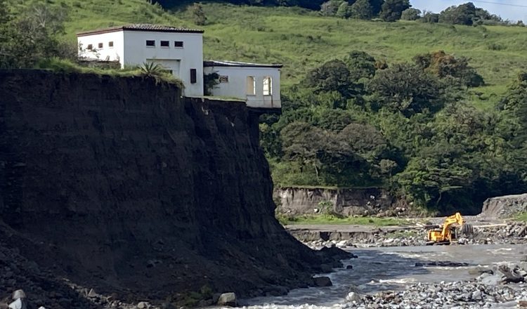 Vistas de la erosión causada por fuerza del agua y que ha causado pérdidas cuantiosas en la casas cerca a la calle que conduce a la finca La Florentina, en Paso Ancho, Tierras Altas. Aurelio Martínez