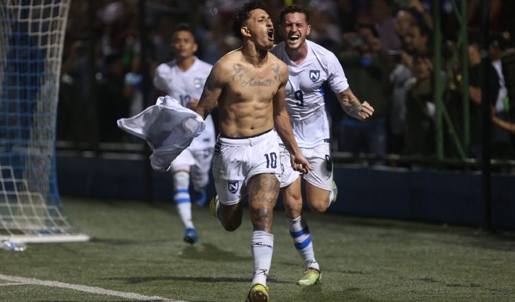 Byron Bonilla de Nicaragua celebra un gol ante El Salvador. Foto:EFE