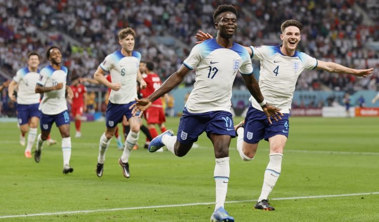 Bukayo Saka (17) fue elegido el jugador del partido entre Inglaterra e Irán. Foto:EFE