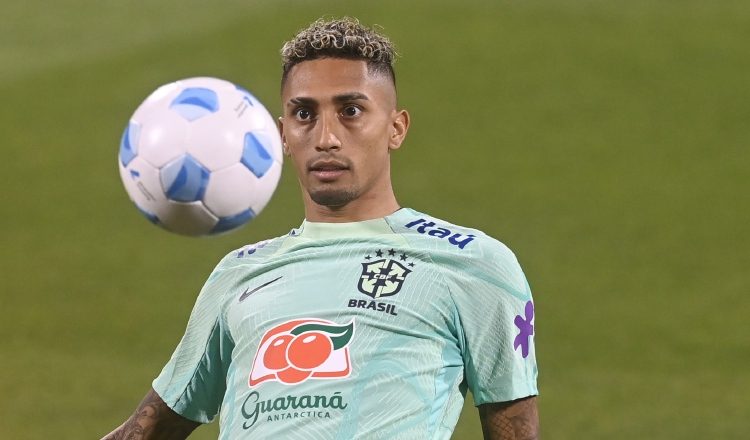 Raphinha en los entrenamientos de Brasil. Foto:EFE