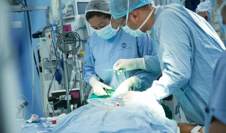 Hay un equipo de profesionales preparados en la materia que realizan el transplante de corazón en Panamá.