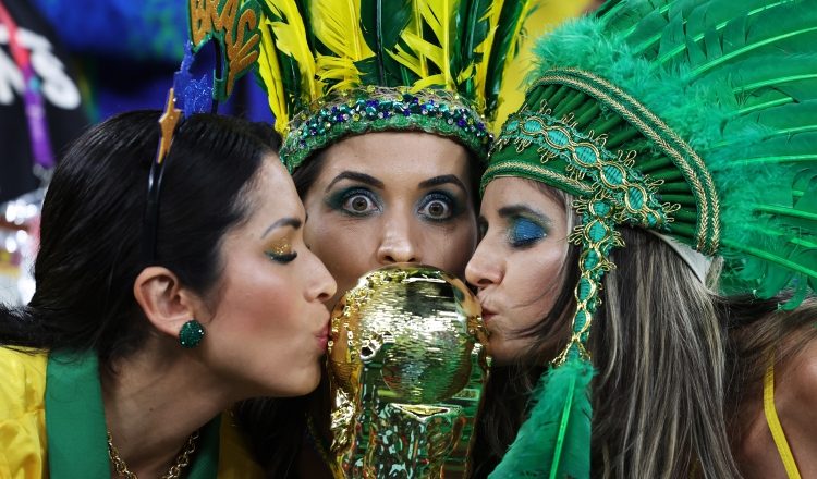 1- Aficionadas de Brasil, besan la copa de la FIFA, aspiran al sexto titulo