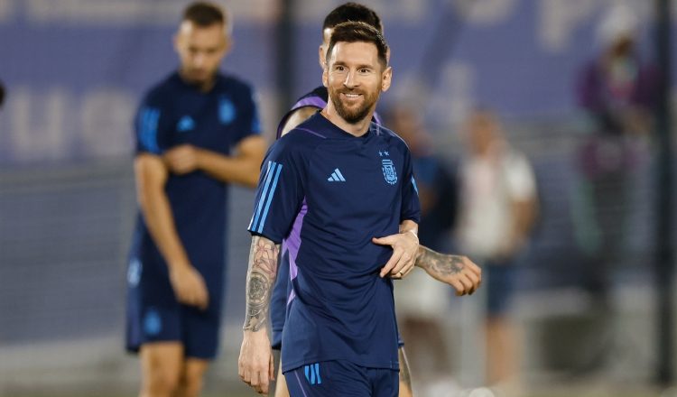 Leo Messi se encuentra con la seleccción de Argentina en Catar. Foto:EFE