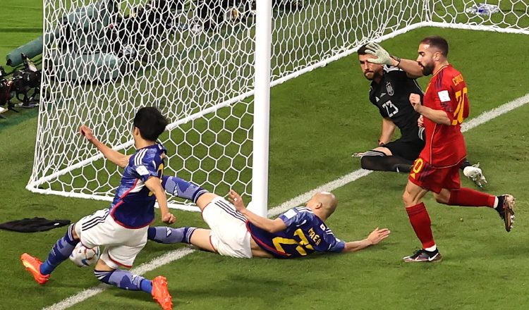Kaoru Mitoma de Japón (izq), mete el balón nuevamente al cuadro y termina en gol. Foto:EFE
