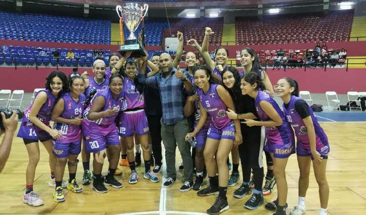 Las chicas de La U Girls Hoops levantan el trofeo de campeonas. Foto:Fepaba