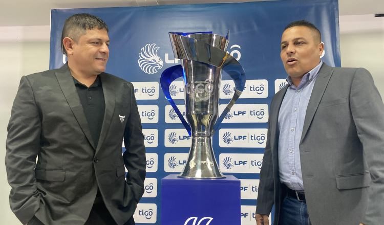 Diego Gutiérre técnico del Tauro y Flanklin Narváez estratega del CAI chorrerano.