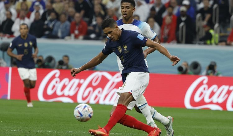 Raphael Varane (azul), defensa del equipo francés.  Foto:EFE