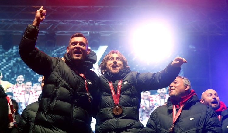Luka Modric (der.) y Dean Lovren. Foto:EFE