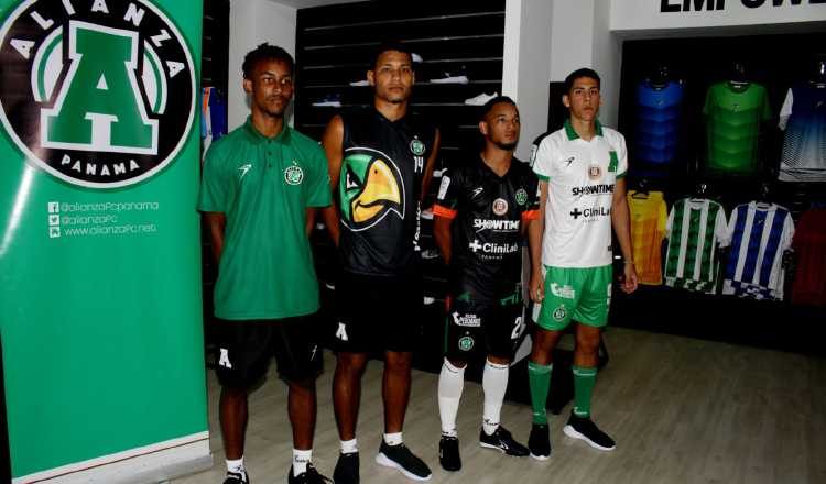 Jugadores de Alianza con su nueva camiseta. Foto: Víctor Arosemena