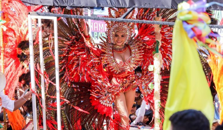 Ana Victoria Quijada de la Calle Arriba de Chitré, junto a su tuna, hicieron bailar a propios y extraños en el segundo día de Carnaval. Foto. Thays Domínguez