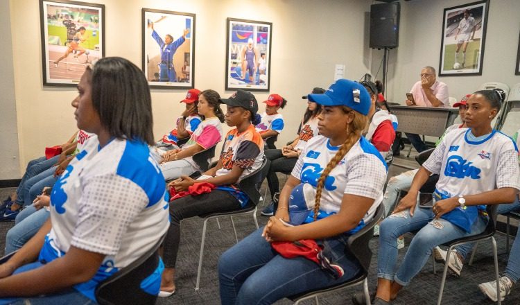 Jugadoras que estarán en el torneo nacional de sóftbol. Foto: Pandeportes