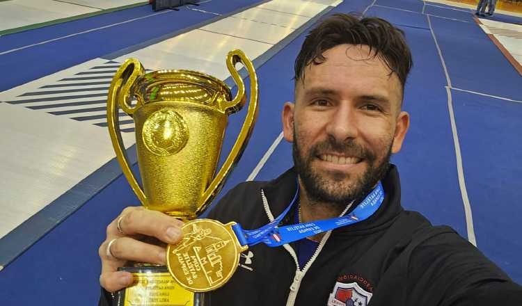 El esgrimista panameño  Arturo Dorati muestra el trofeo y medalla de oro ganada en Perú. Foto: Cortesía