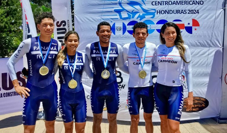 Pedalistas panameños con sus medallas. Foto: Fepaci