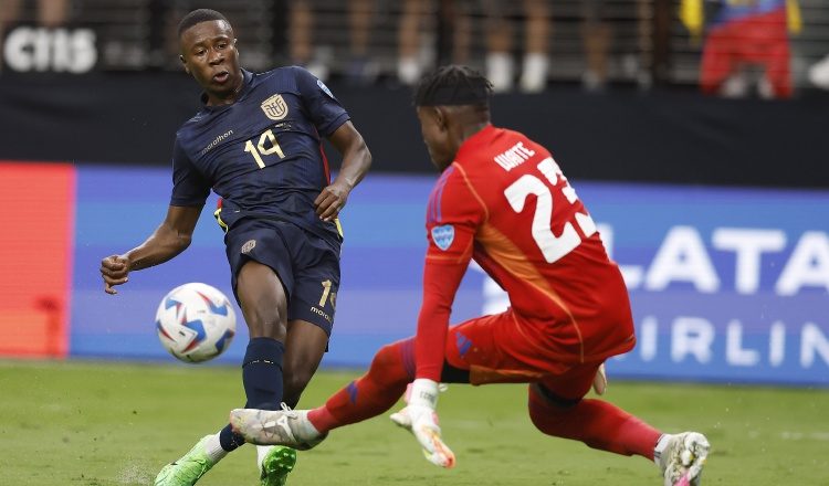 Alan Minda de Ecuador ante el portero  Jahmali Waite de Jamaica. Foto: EFE