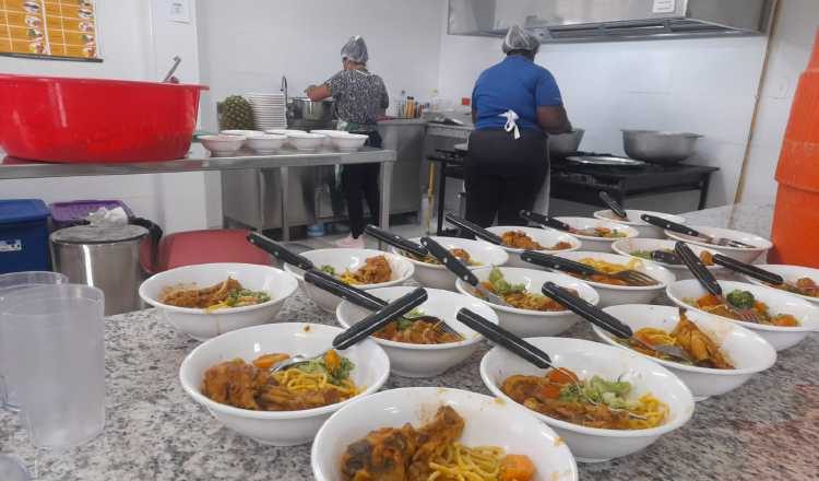 Madres de familia se encargan de la preparación de alimentos. Vivian Jiménez