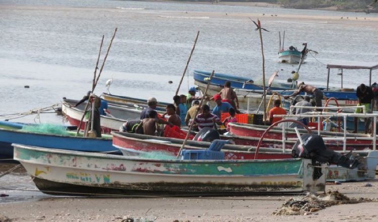 Los pescadores han diversificado sus actividades con actividades conexas al proceso pesquero artesanal. Archivo.