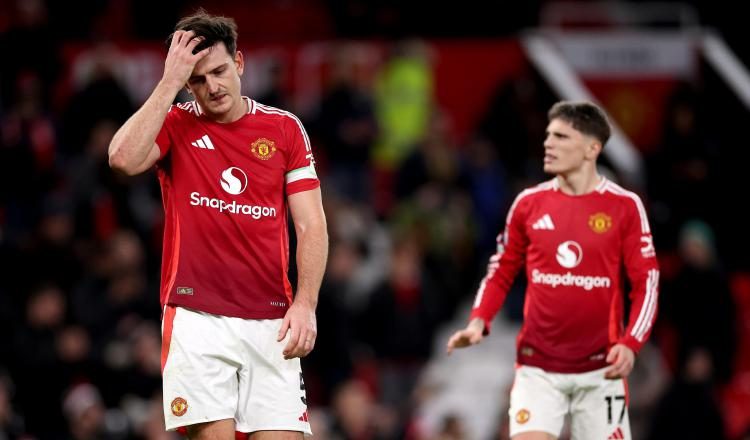 Harry Maguire del Manchester United (izq.), lamenta la derrota de su equipo ante Newcastle. Foto: EFE