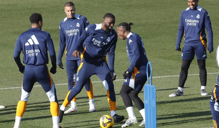 Jugadores del Real Madrid durante los entrenamientos con miras a su juego ante Valencia. Foto: EFE