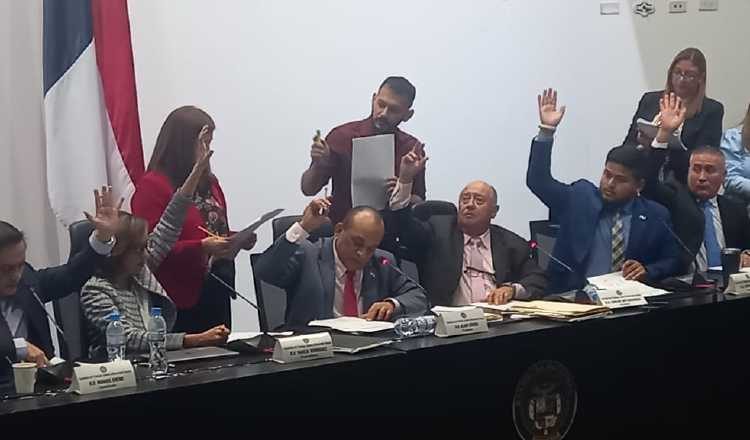 Momento en que los diputados de la Comisión votan cada artículo del tercer bloque de las reformas. Francisco Paz