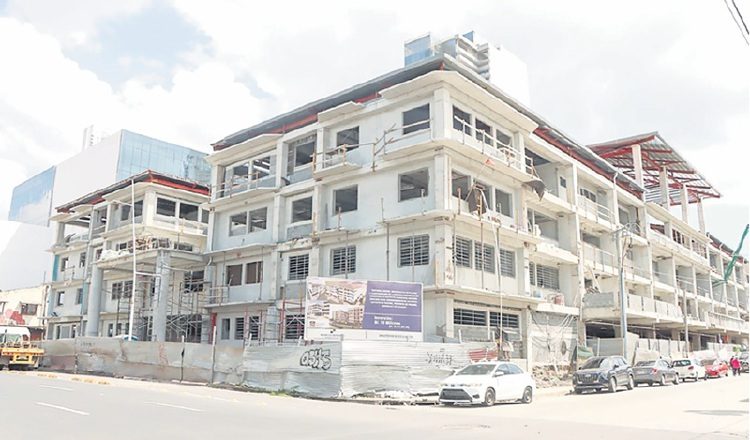 »Escuela República de Venezuela y el Instituto Bolívar están en construcción. Cortesía