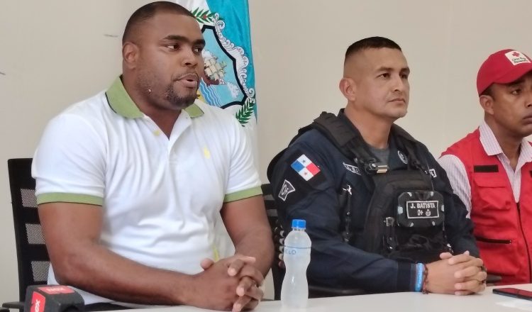 Los miembros de la Junta de Carnaval y los estamentos de seguridad se realizaron una reunión de coordinación. FOTO/DIÓMEDES SÁNCHEZ